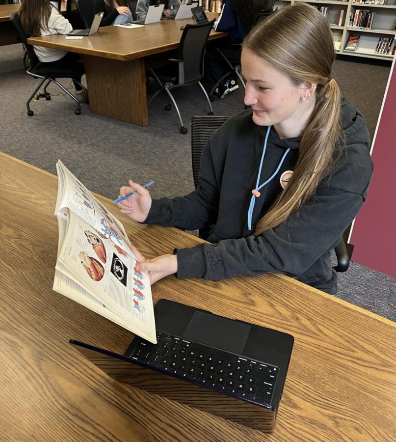 Avery Porter photographed studying by Marcus Ludes.