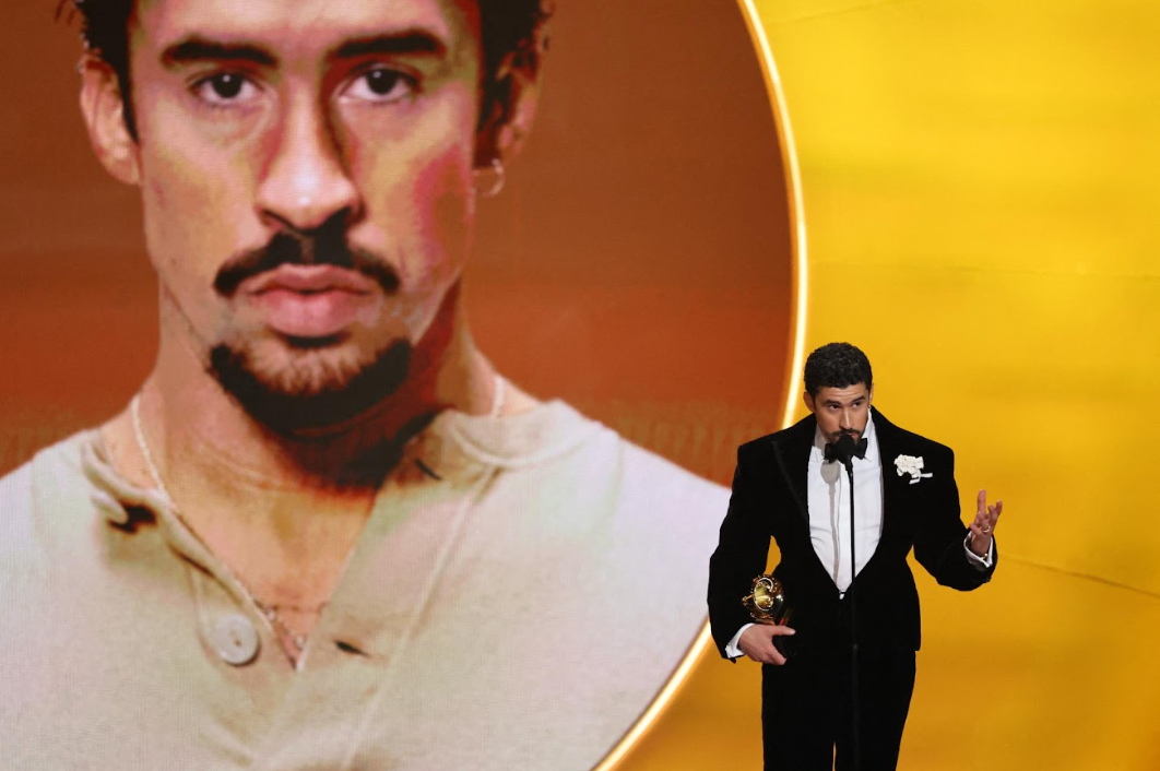 Bad Bunny recibe el premio al Mejor Álbum de Música Urbana por “Debi Tirar Mas Fotos” durante la 68a edición de los Premios Grammy en Los Ángeles, California, el 1 de febrero de 2026.