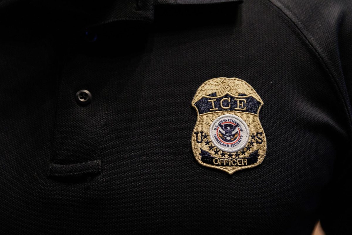 La insignia de un empleado del Servicio de Inmigración y Control de Aduanas de Estados Unidos (ICE) está bordada en una camisa polo de un empleado del ICE, en una feria de empleo de dos días del Servicio de Inmigración y Control de Aduanas de Estados Unidos en Texas para ayudar a llenar vacantes para oficiales de deportación y abogados, en Arlington, Texas, EE. UU. el 26 de agosto de 2025.